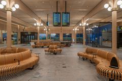 Med trästomme, återbrukade material och solcellsanläggning på taket, minskar stationsbyggnadens klimatavtryck. Den uppfyller kraven för Miljöbyggnad Guld.