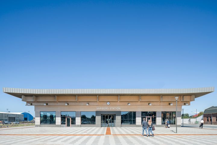 Varbergs nya tågstation i trä, med underjordiska spår, frigör yta för en helt ny stadsdel vid havet, Västerport.