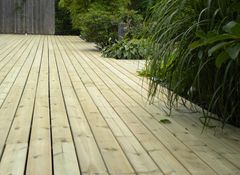 Altanen tvättas bäst med borste och såpvatten.