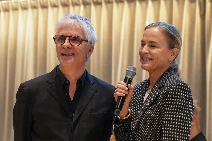 Forgivaren Greger Ulf Nilson mottog priset av Grafiska Företagens vd Eva Glückman i samband med Svensk Bokkonsts prisgala på Kungliga Biblioteket.