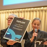 Greger Ulf Nilson mottog diplom och 25 000 kronor av Eva Glückman vd Grafiska Företagen, för årets bok formgiven och producerad i Sverige.