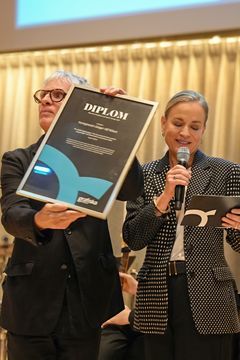 Greger Ulf Nilson mottog diplom och 25 000 kronor av Eva Glückman vd Grafiska Företagen, för årets bok formgiven och producerad i Sverige.