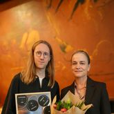 Eva Glückman, vd Grafiska Företagen delade ut priset till årets formgivare, Aron Kullander Östling