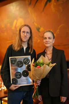 Eva Glückman, vd Grafiska Företagen delade ut priset till årets formgivare, Aron Kullander Östling