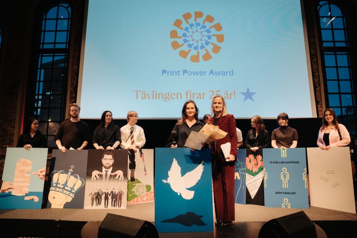 Den 25-åriga designstudenten Johanna Lindgren vinner den nationella designtävlingen PrintPower Award 2026 med affischen "Rustad fredsduva" som symboliserar ett Sverige i förändring där fredsideal samexisterar med upprustning.