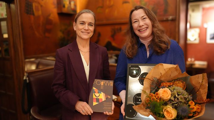 Eva Glückman, vd Grafiska Företagen, delade ut formgivningspriset till Cecilia Lindgren under en lunch på Konstnärsbaren i Stockholm.