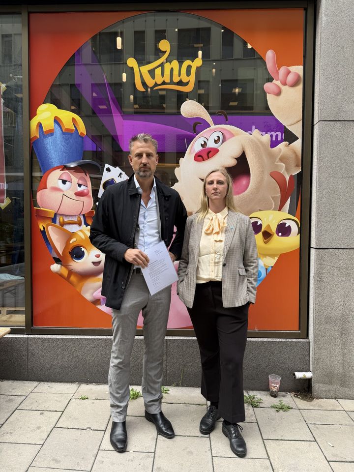 Naturvetarnas förhandlingschef Per Sjödin och chefsjurist Sofia Söderberg vid Kings kontor i Stockholm