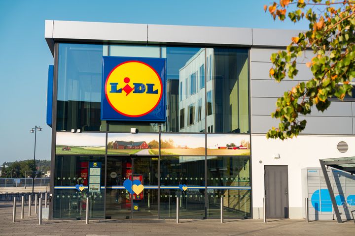 Istället för plastpåseskatt – Lidl sänker priset och investerar 40 öre per såld plastpåse i framtida hållbarhetsprojekt