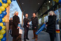 Butiken invigs med bandklippning! Från vänster: Petra Wahström, fastighetschef Lidl Sverige, Jesper Fred, butikschef Lidl Eslöv, Johan Andersson, kommunstyrelsens ordförande och Catharina Malmborg, kommunstyrelsens vice ordförande