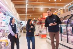 Butikschef Sashi Flodin tillsammans med kulturminister Parisa Liljestrand och Jakob Josefsson, vd på Lidl Sverige.
