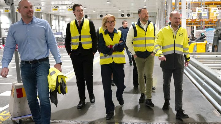 Finansminister Elisabeth Svantesson på besök på Lidls centrallager i Örebro.
