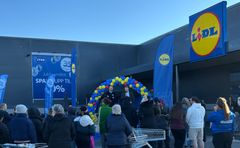 Lidls försäljnings- och fastighetsdirektör på Lidl Sverige hälsade Moraborna välkomna tillsammans med butikschef Rasmus Böl.