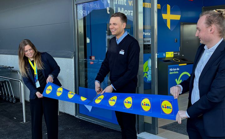 Butikschef Rasmus Böl klipper bandet.