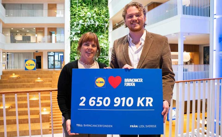 Annely Bylund, hållbarhetschef Lidl Sverige, och Carl Eriksson, partneransvarig på Barncancerfonden