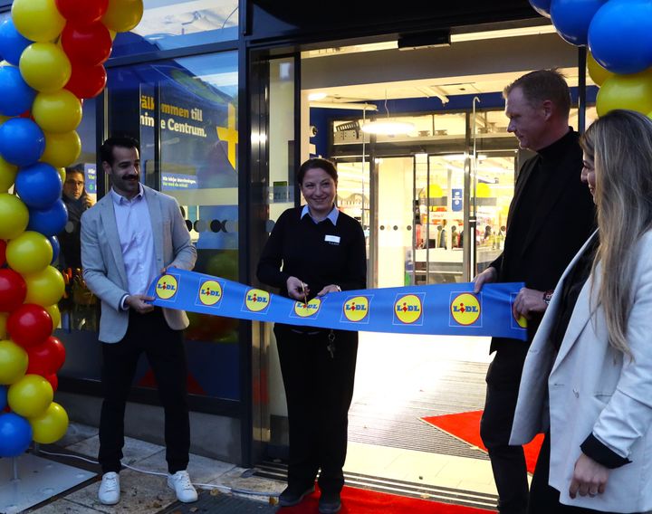 Butikschef Agneszka Gil klipper bandet när Lidl inviger ny butik i Haninge Centrum.