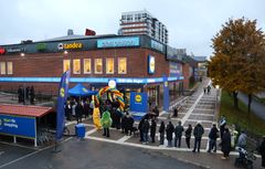 Lång kö när Lidl öppnar i Haninge Centrum