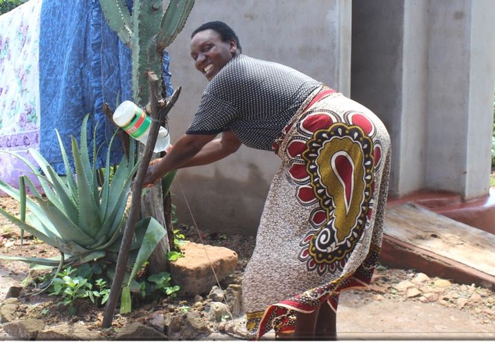 Kvinna i Zimbabwe tvättar händerna. Kvinnor och flickor är extra utsatta för kolerautbrottet.
