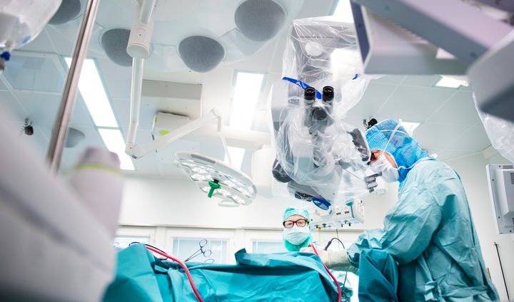 Kirurger i operationssalen på neurokirurgiavdelningen, Skånes universitetssjukhus i Lund.