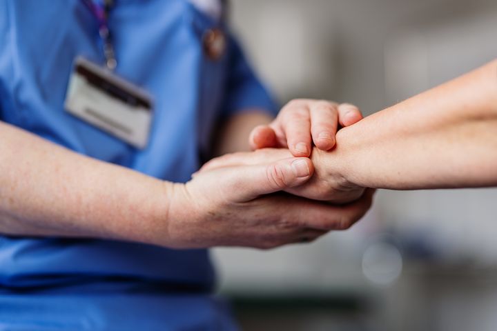 I Region Stockholm har flera vårdval avskaffats, bland annat har akutsjukhusen tagits tillbaka i regional regi och enbart icke-vinstdrivande aktörer tillåts inom geriatriken. Nu kräver Vänsterpartiet att Region Skåne gör det samma.