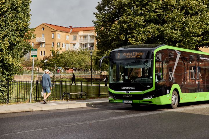 Slopade klimatmål och höjda biljettpriser i kollektivtrafiken är två beslut från idag som visar hur lågt styret i Region Skåne prioriterar klimatet.