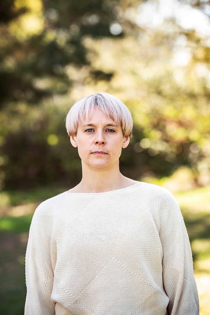 Revisionsrapporten är inte bara siffror. Det handlar om patienter som får vänta för länge på vård, personal som går på knäna och verksamheter som år efter år tvingas hantera underskott utan att få rätt förutsättningar, säger Alexandra Thomasson, regionråd för Vänsterpartiet.