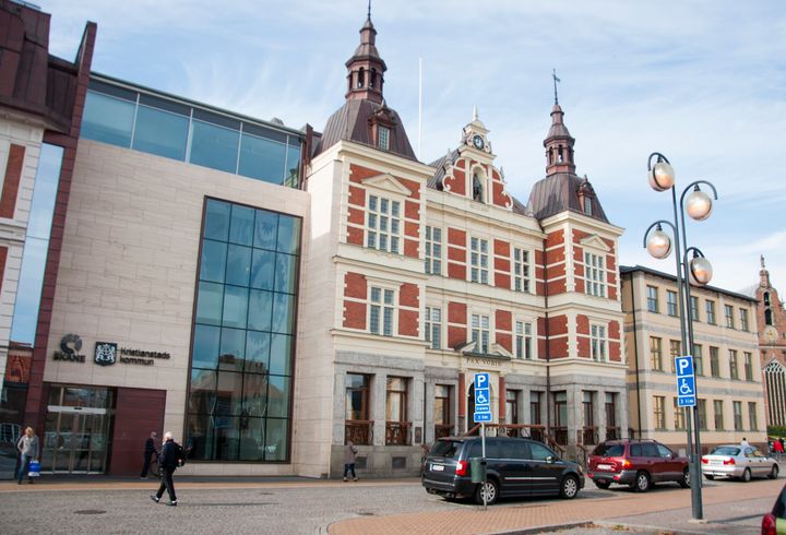 I rådhuset i Kristianstad fattas regionfullmäktiges beslut, bland annat om regionens personalkostnader och politikerarvoden. Vanliga anställda får hela tiden höra att de måste effektivisera, men den logiken verkar inte gälla politikerarvoden, säger Alexandra Thomasson, regionråd för Vänsterpartiet, med anledning av dagens beslut i regionstyrelsen.