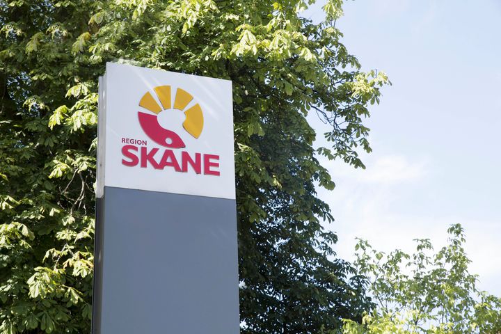 Vänsterpartiet vill föra samman sjukhusstyrelserna i större kluster för att minska antalet fasta arvoderingar, förenkla för förvaltningen av de skånska sjukhusen och låta skattebetalarnas pengar hamna i regionens verksamheter, exempelvis i sjukvården som beräknas gå med 1,6 miljarder kronor minus för 2026.