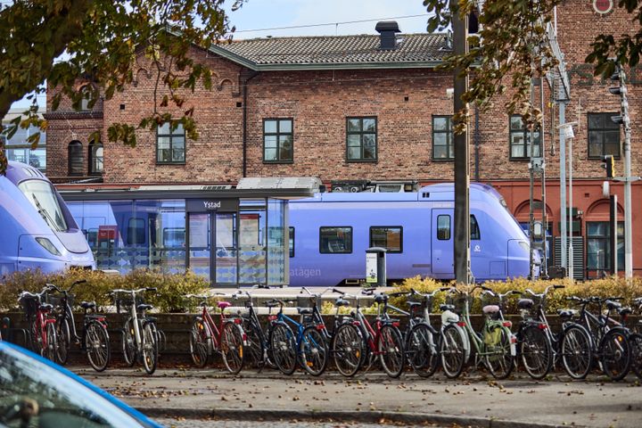 För Vänsterpartiet handlar det om att skapa förutsättningar för fler att välja tåget.