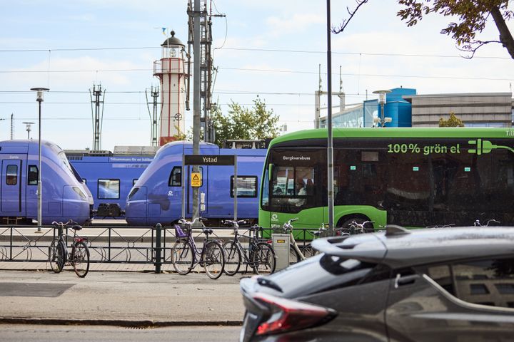 Vänsterpartiet menar att det behövs en ordentlig utredning av konsekvenserna innan cyklar förbjuds på tågen under högtrafik.