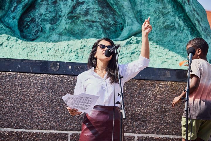 Anfal Mahdi (V) är på plats och talar på lördagens demonstration mot tonårsutvisningar. Foto: Nils Sjöholm.