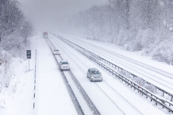 Motorväg täckt i snö