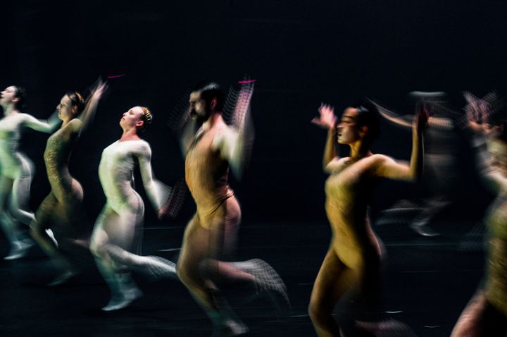 En av bilderna ur "Stillness thru movement" – fotograferad av Anton Corbijn på Sadler's Wells i London i maj 2023.