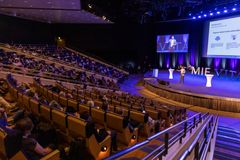 De flesta större möten och kongresser äger rum i Svenska Mässan där kongressalen har plats för 1 500 deltagare.