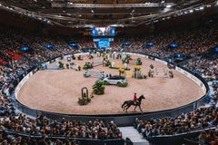 Tävlingsarenan för Gothenburg Horse Show i Scandinavium med full publik