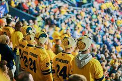 Personer i gula tröjor och mössor med texten "Gothenburg" i en fullpackad arena.