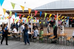 Delar av juryn utvärderar de tre finalbidragen under Frihamnsdagarna, timmar innan prisutdelningen.