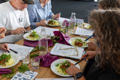 Delar av juryn utvärderar de tre finalbidragen under Frihamnsdagarna, timmar innan prisutdelningen.