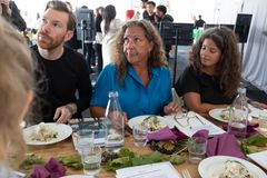 Delar av juryn utvärderar de tre finalbidragen under Frihamnsdagarna, timmar innan prisutdelningen. I bild Marcus Adevi Klasson, Maria Zihammou och Jasmine Soufi.