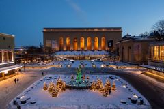 Götaplatsen tänds upp under julsäsongen. 13 december blir det även Lucia-firande.