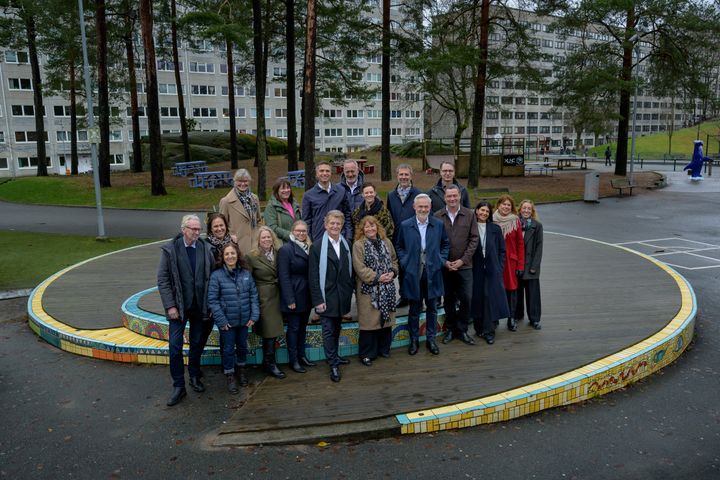 Gruppfoto av representanter från Skanska Sverige, AstraZeneca, Göteborg & Co, Framtiden-koncernen och Business Region Göteborg i Hammarkullen.