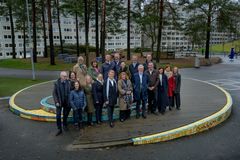 Gruppbild av representanter från Skanska Sverige, AstraZeneca, Göteborg & Co, Framtiden-koncernen och Business Region Göteborg i en park.