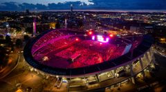 Flygfoto av Ullevi arena upplyst på natten under en konsert.