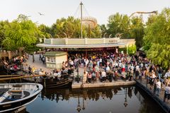 En stor mängd människor samlas framför Polketten på Liseberg, omgivna av grönska och åkattraktioner i bakgrunden.