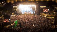 Konsert på Götaplatsen med en stor publik och scenbelysning.