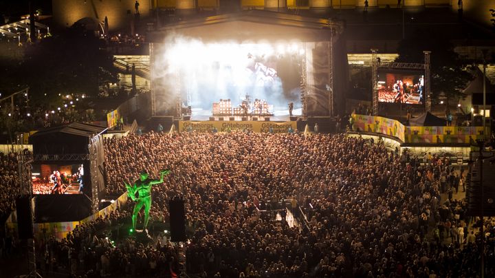 Konsert på Götaplatsen med en stor publik och scenbelysning.