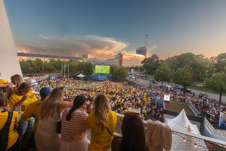 Utsikt över Ullevi Plaza med folkmassa, många bär gula tröjor.