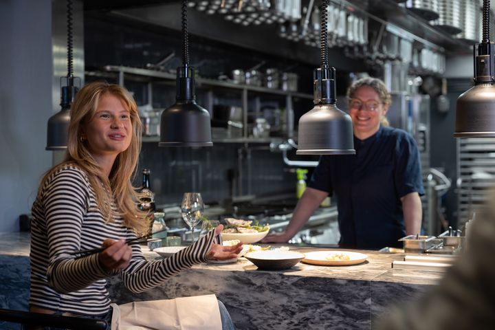 Alica Andersson med den lokala stjärnkocken Sofia B. Olsson på restaurang Vrå.
