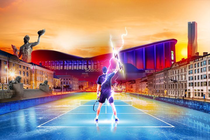 En person spelar tennis på en bana i en stadsmiljö i ett futuristiskt Göteborg. Ljusa blixtar omger personen, och himlen har en dramatisk solnedgång.