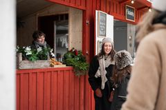 På Gunnebo Slott och Trädgårdar bjuds det på svensk julfika och julmarknad.