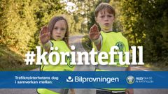 Två barn i reflexvästar står på en väg och gör stoppsignal. Hashtagen #körintefull syns tydligt som en rubrik i förgrunden.